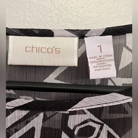 Chico's Black and White Geometric Women's Top, size 1 - Picture 4 of 5